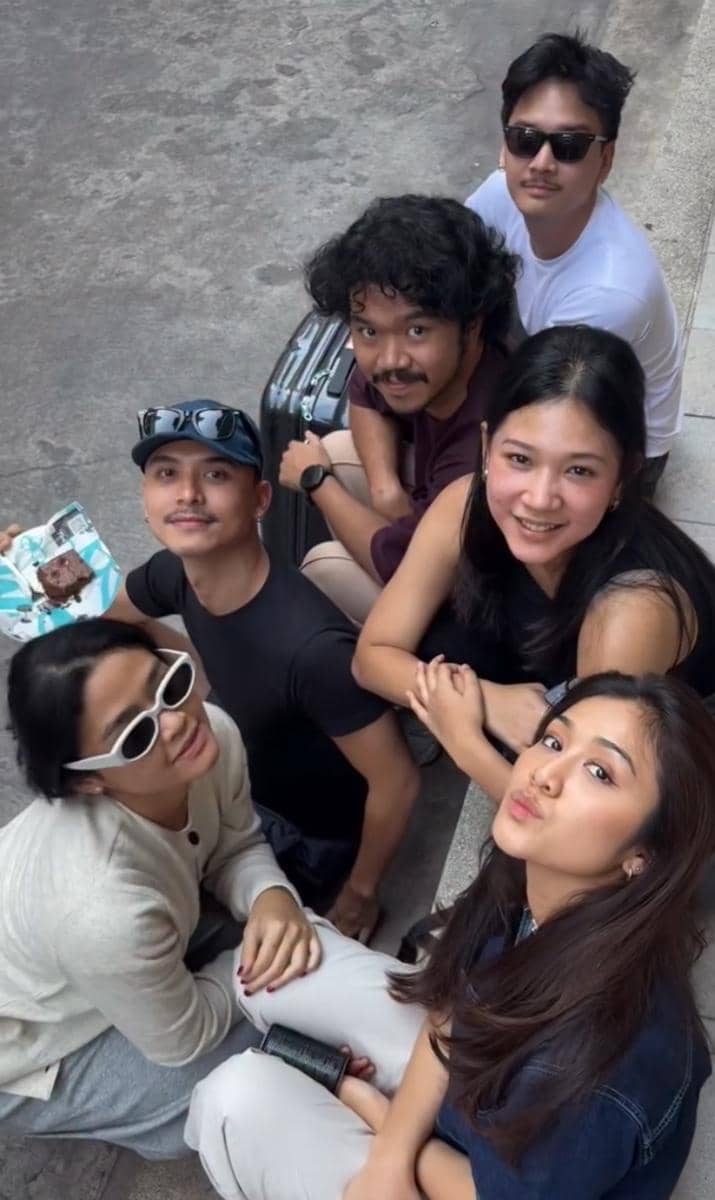 potret Baskara Mahendra liburan ke Bangkok bareng geng artisnya