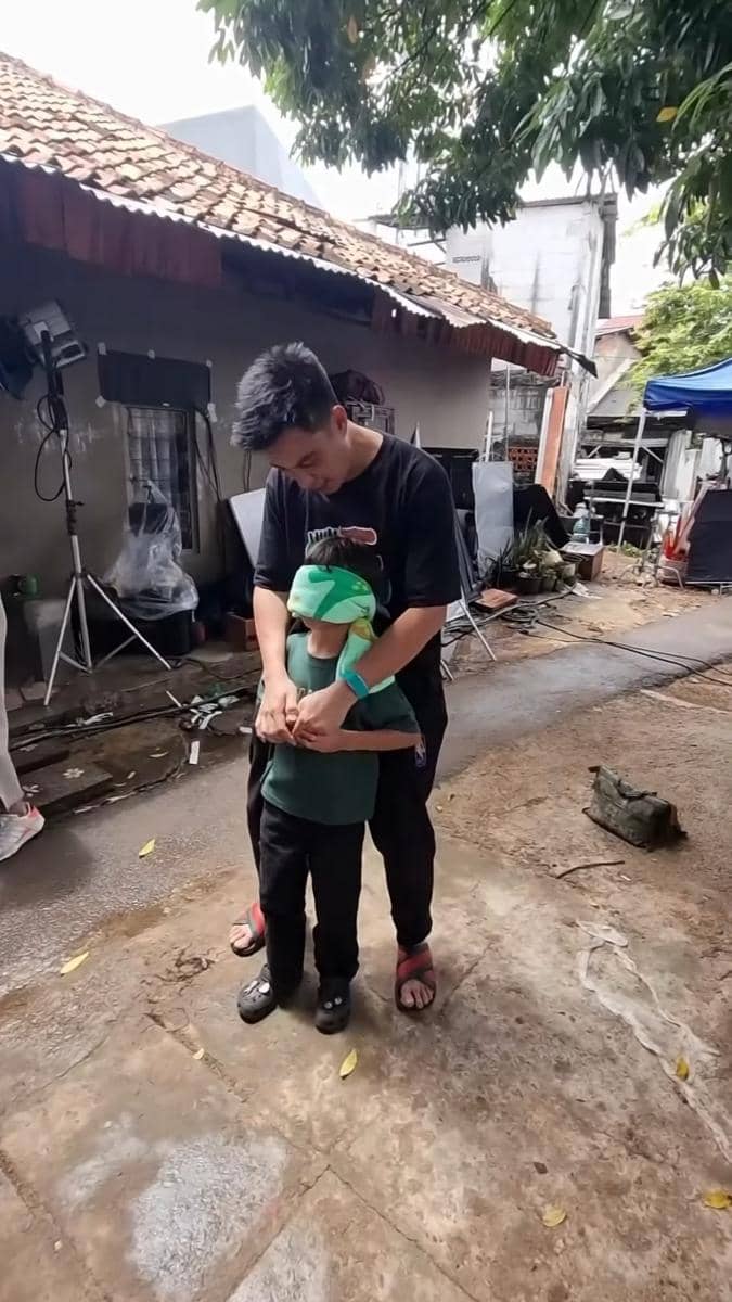 Potret Baim Wong rayakan ulang tahun Kiano di lokasi syuting