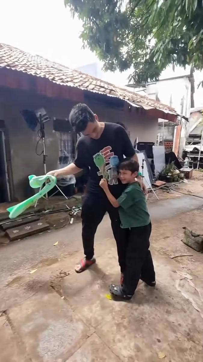 Potret Baim Wong rayakan ulang tahun Kiano di lokasi syuting