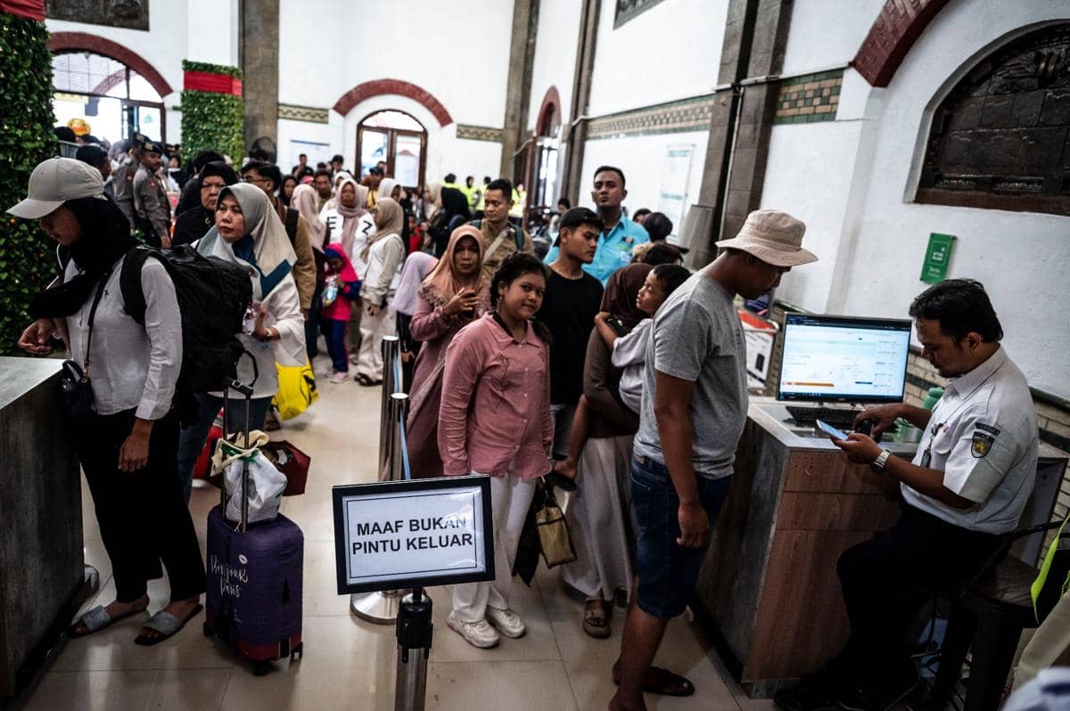 Petugas KAI (kanan) memeriksa tiket calon penumpang kereta api di Stasiun Tawang, Semarang, Jawa Tengah. (ANTARA FOTO/Aprillio Akbar)