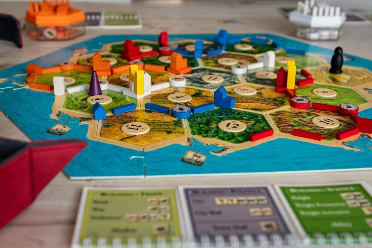 Catan (unsplash.com/@grant_durr)