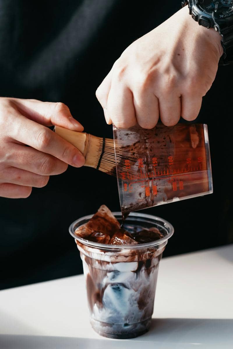 ilustrasi chocolate foam dituangkan ke susu