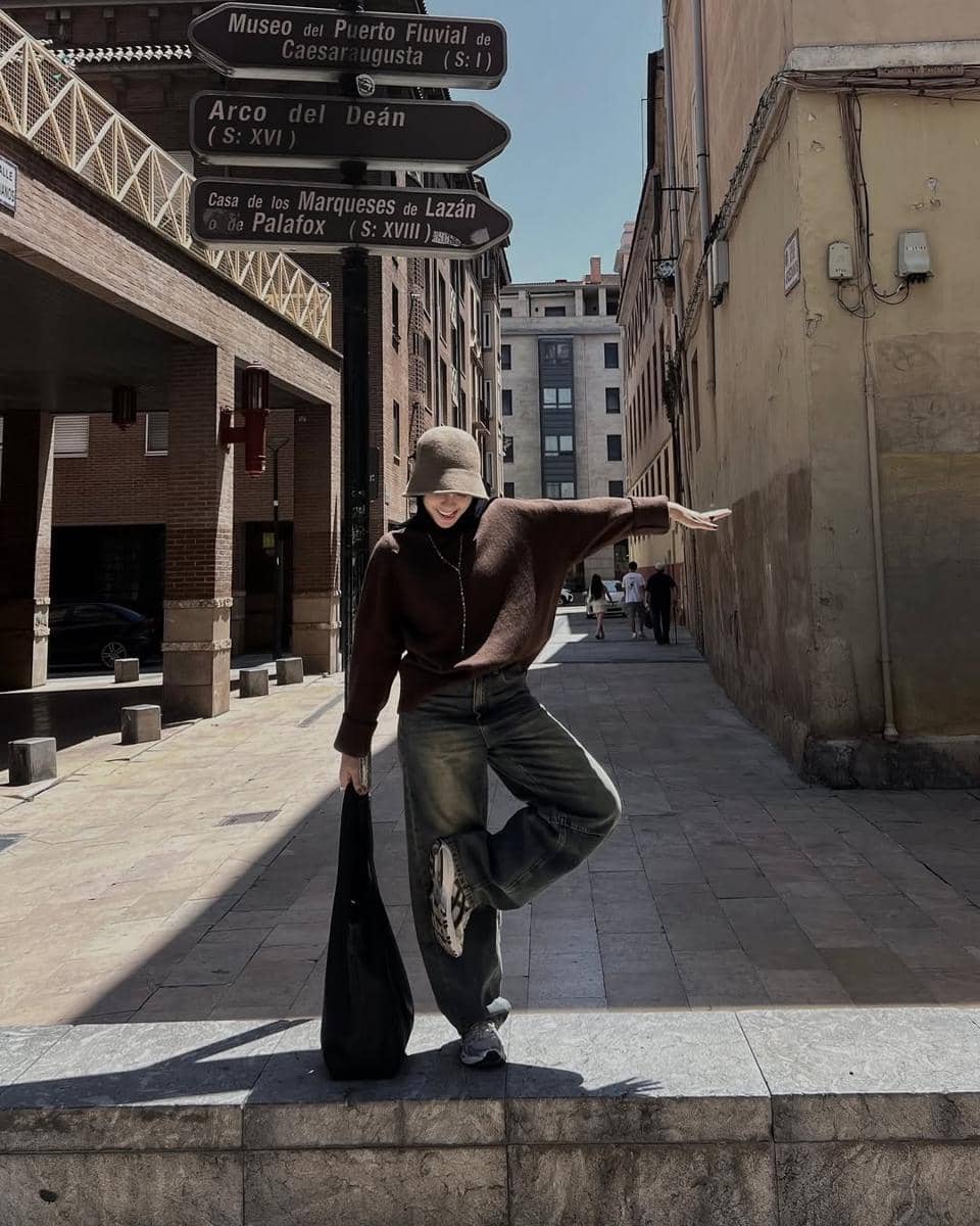 padu padan sweater rajut ala selebgram Helmi Nursifah 