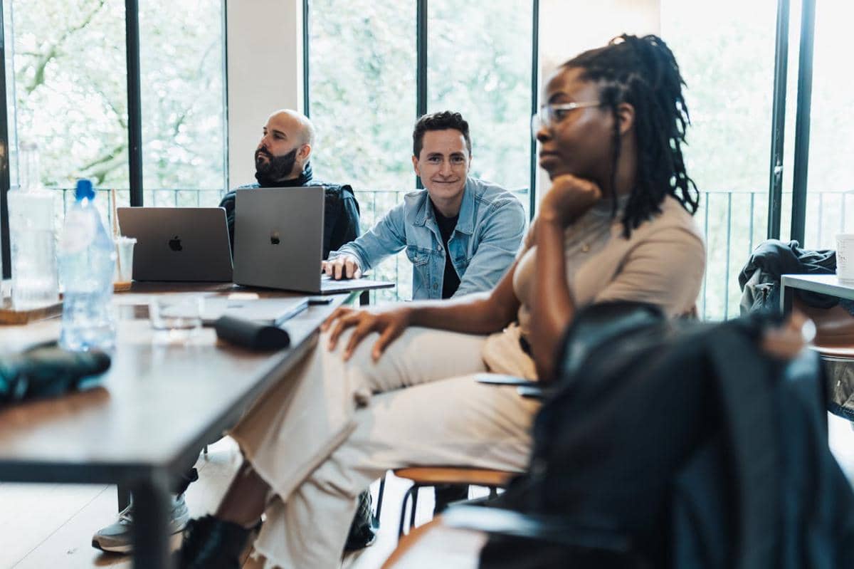 ilustrasi teman kerja