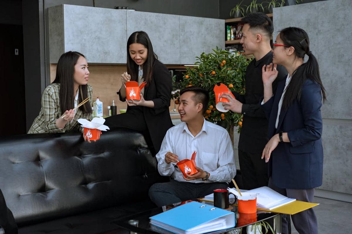 ilustrasi makan bersama