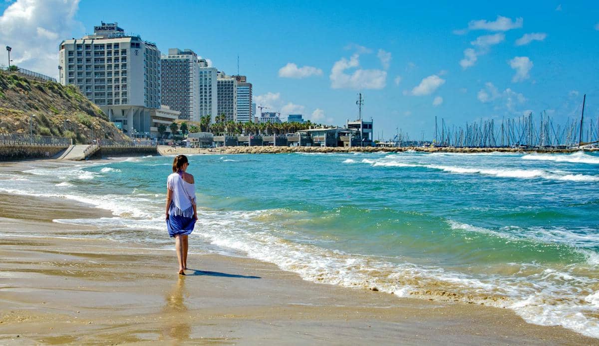 ilustrasi traveler perempuan berjalan di tepi pantai