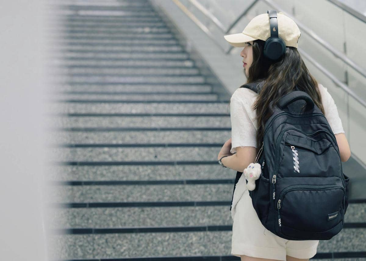 ilustrasi traveler wanita membawa backpack