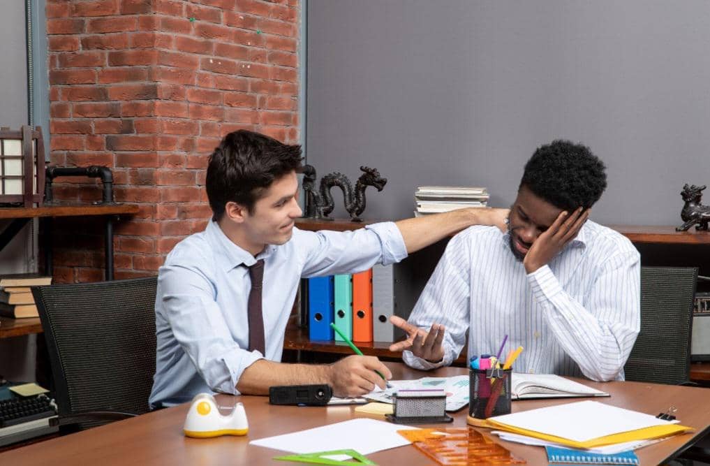 ilustrasi menegur rekan kerja