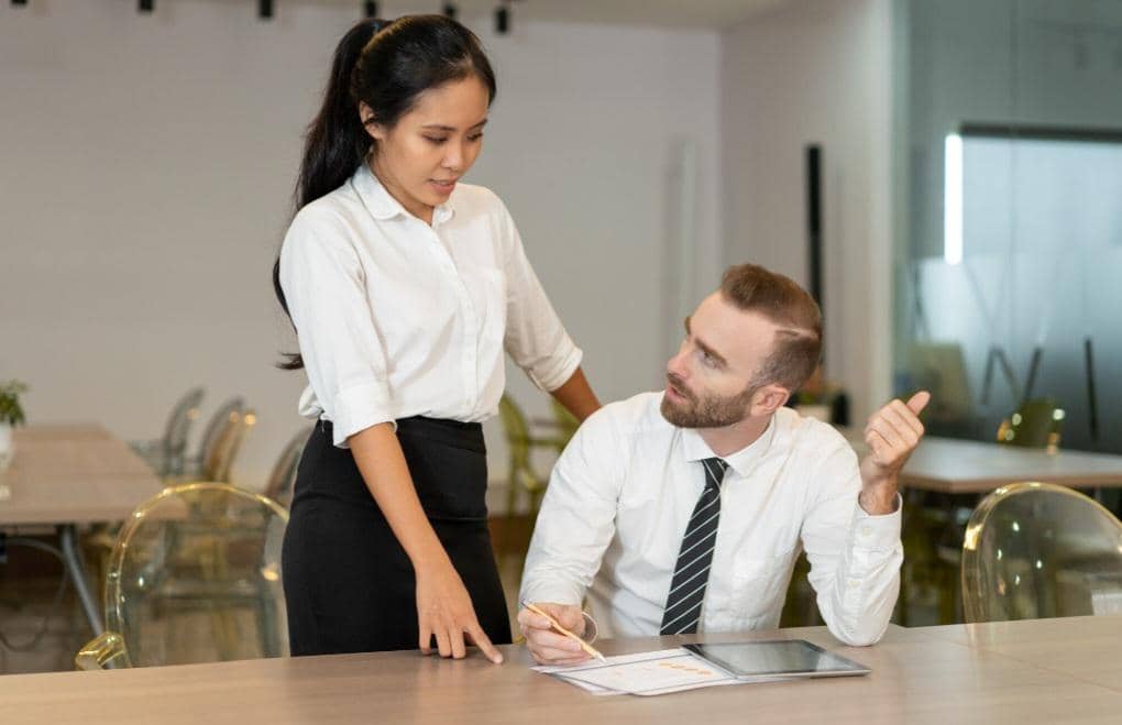 ilustrasi diskusi dengan rekan kerja