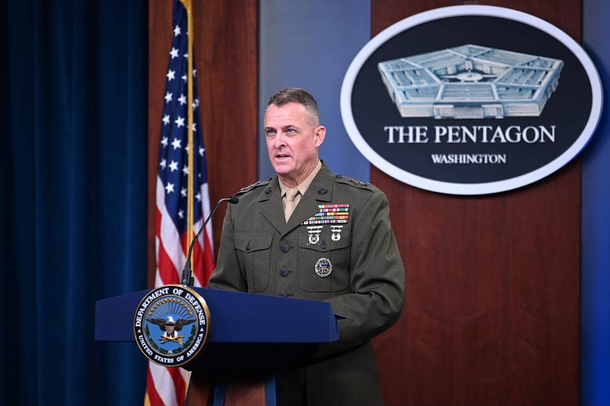 Letnan Jenderal Michael Groen, Direktur Pusat Kecerdasan Buatan Gabungan, mengadakan konferensi pers tentang upaya Departemen Pertahanan untuk mengadopsi dan meningkatkan kemampuan kecerdasan buatan, dari Pentagon, Arlington, VA, 24 November 2020.