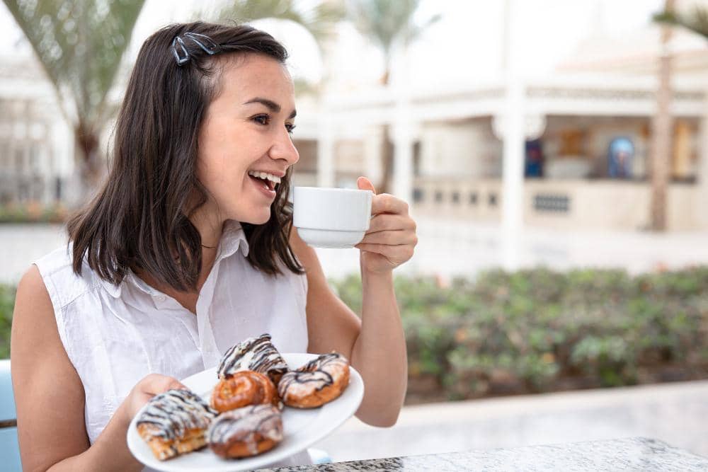 ilustrasi perempuan menikmati kopi dan donat