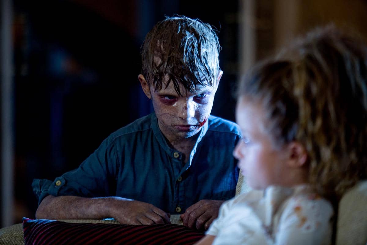 adegan dalam film The Other Side of the Door