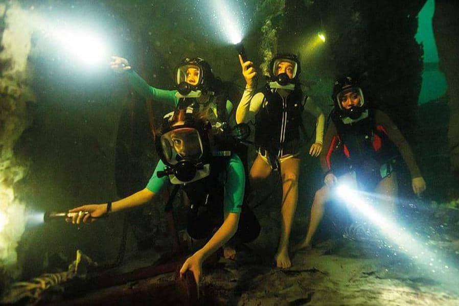 adegan dalam film 47 Meters Down: Uncaged