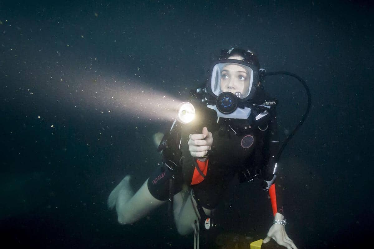 adegan dalam film 47 Meters Down