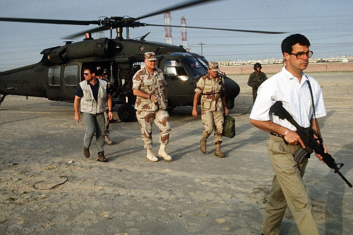 personel Delta Force mengawal Jenderal Norman Schwarzkopf saat Perang Teluk Persia 1991