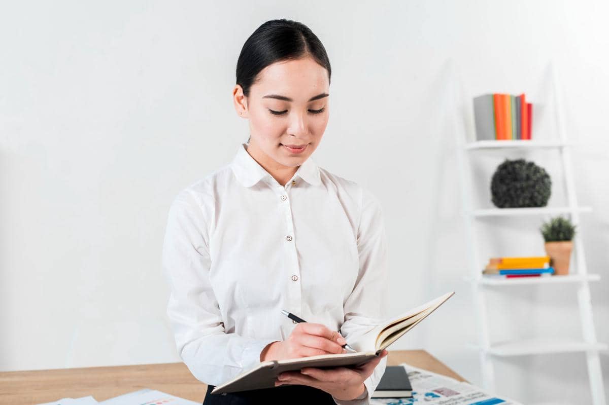 ilustrasi perempuan melakukan evaluasi