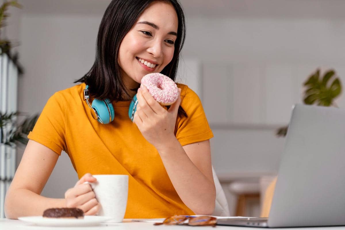 ilustrasi perempuan menikmati donat