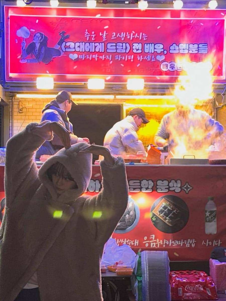 Byeon Woo Seok kirim food truck untuk Hyeri