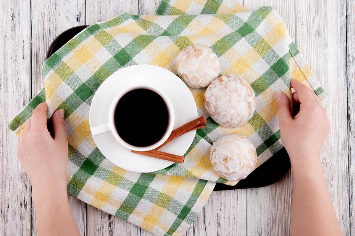 ilustrasi kopi hitam dan donat