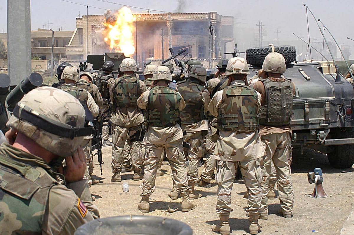 tentara AS termasuk Delta Force mengepung kediaman putra Saddam Hussein, Uday dan Qusay, di Mosul, Irak.  