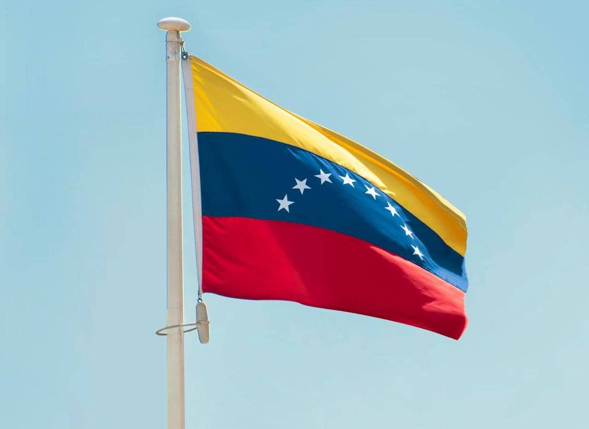 Bendera Venezuela sedang berkibar.