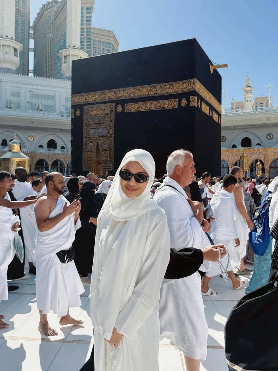 potret artis saat umrah awal 2026