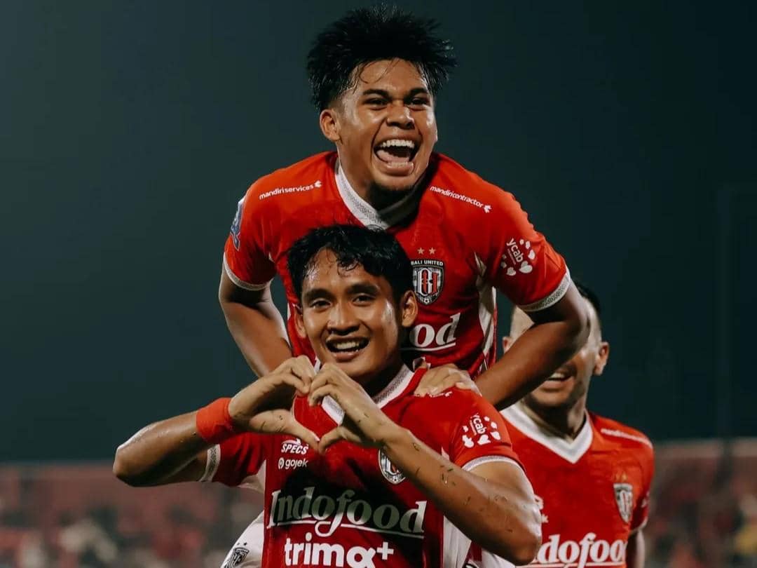 Kadek Agung (bawah) melakukan selebrasi usai mencetak gol.