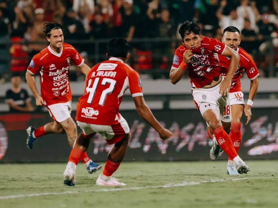 Kadek Agung (nomor dua dari kanan) melakukan selebrasi usai mencetak gol. 