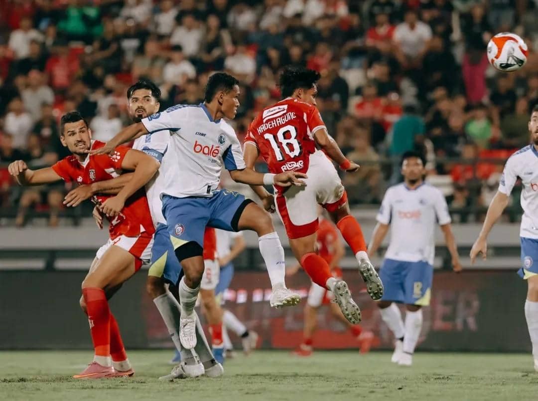 Boris Kopitovic (merah paling kiri) saat dikawal ketat pemain Arema FC (putih).