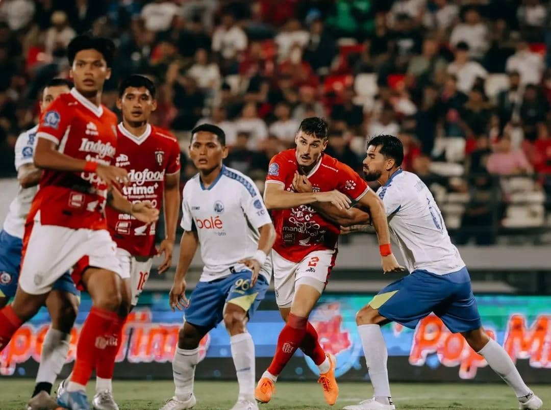 Jalannya pertandingan antara Bali United (merah) dan Arema FC (putih). 