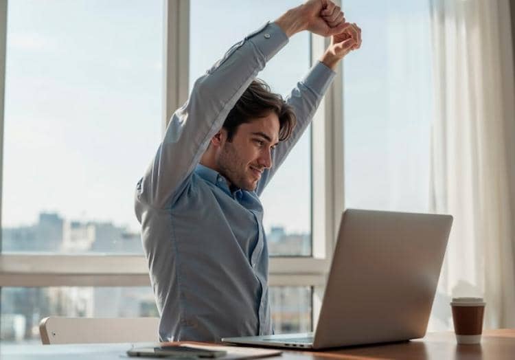 ilustrasi pria meregangkan punggung perlahan