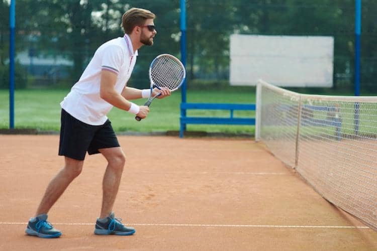 ilustrasi pria bermain tenis