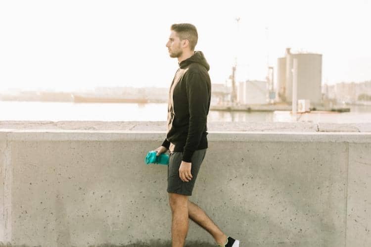 ilustrasi pria jalan kaki dengan postur tegap