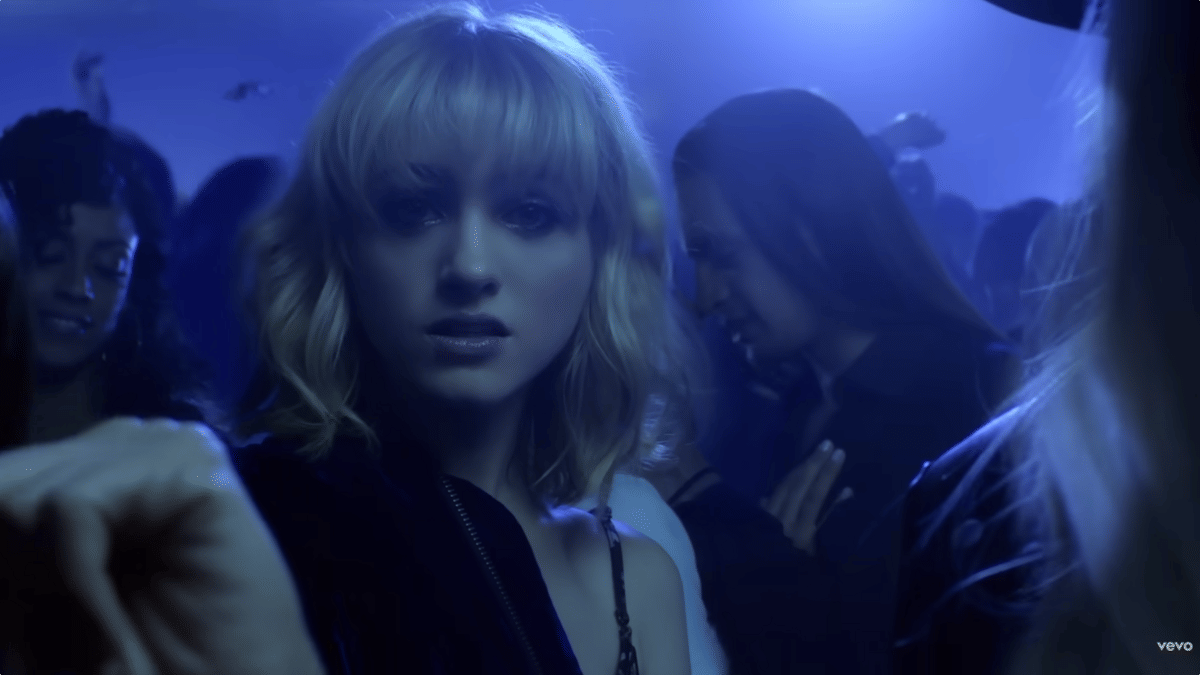 Natalia Dyer dalam video klip "Wild Love" milik James Bay.