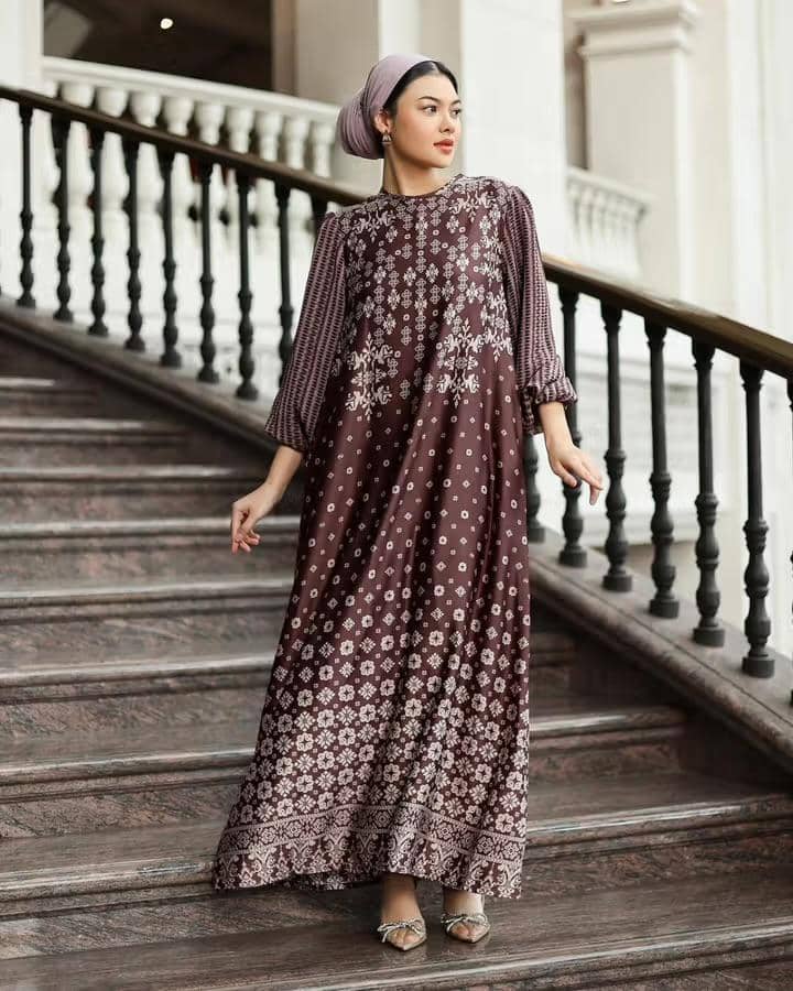 potret ide OOTD pakai dress nuansa mahogany ala Marella