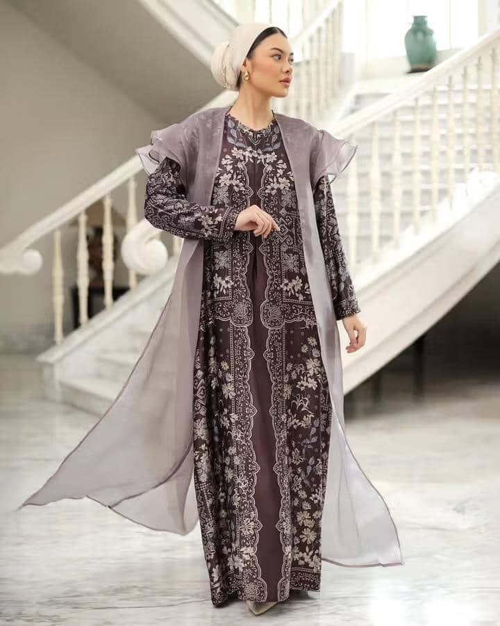 potret ide dress warna mahogany ala Marella