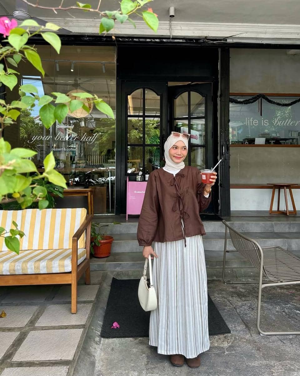 potret ide padu padan rok dan blouse ala Diva Syifa