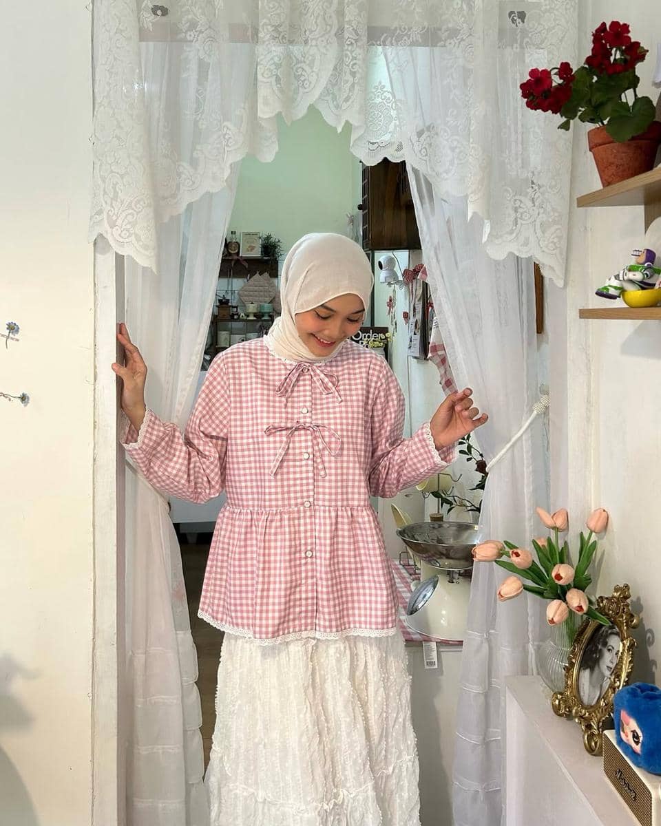 potret ide styling rok dan blouse ala Diva Syifa