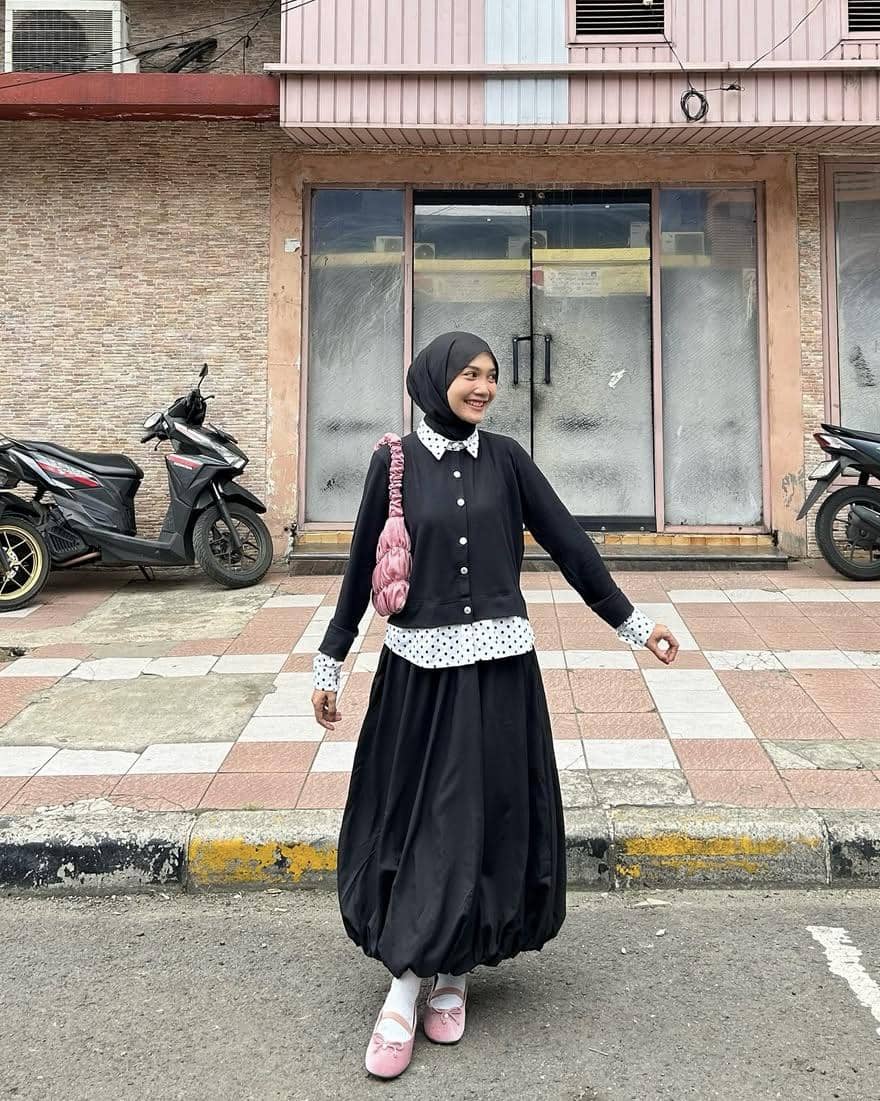 potret ide styling OOTD nuansa hitam buat hangout ala Diva Syifa
