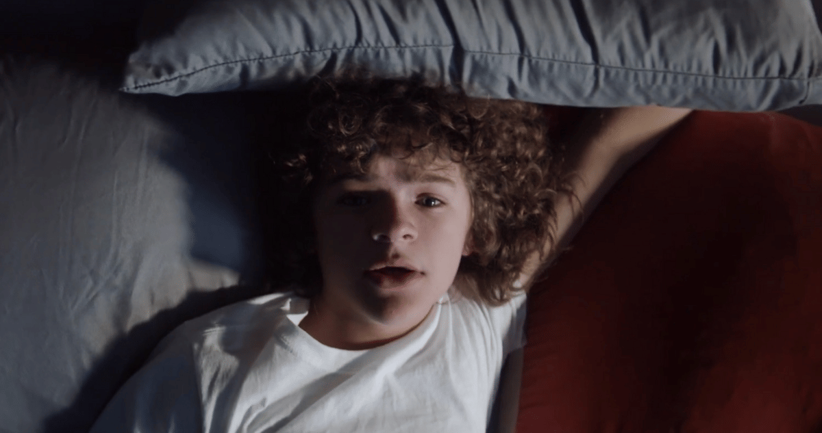 Gaten Matarazzo dalam video klip "Lost Boys Life" milik Computer Games, Darren Criss. 