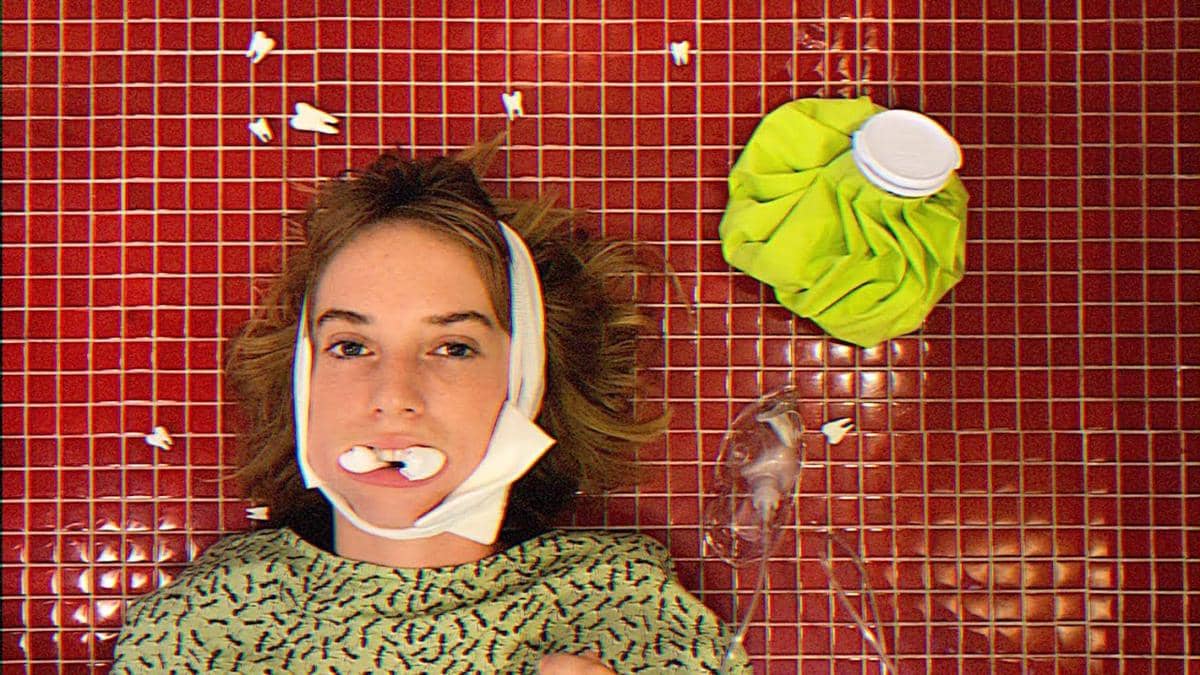 Maya Hawke dalam video klip "Sweet Tooth" miliknya sendiri. 