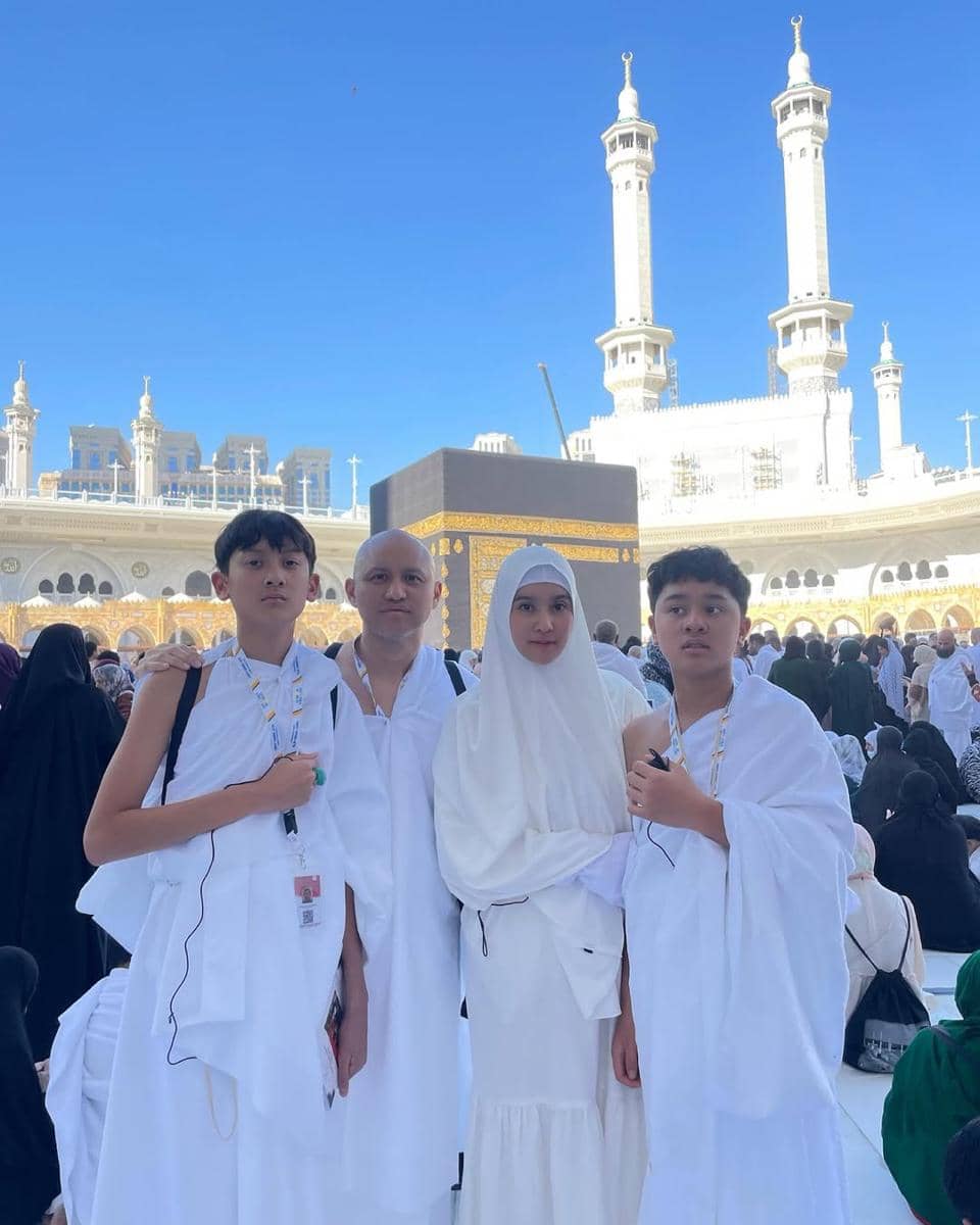 potret artis saat umrah awal 2026