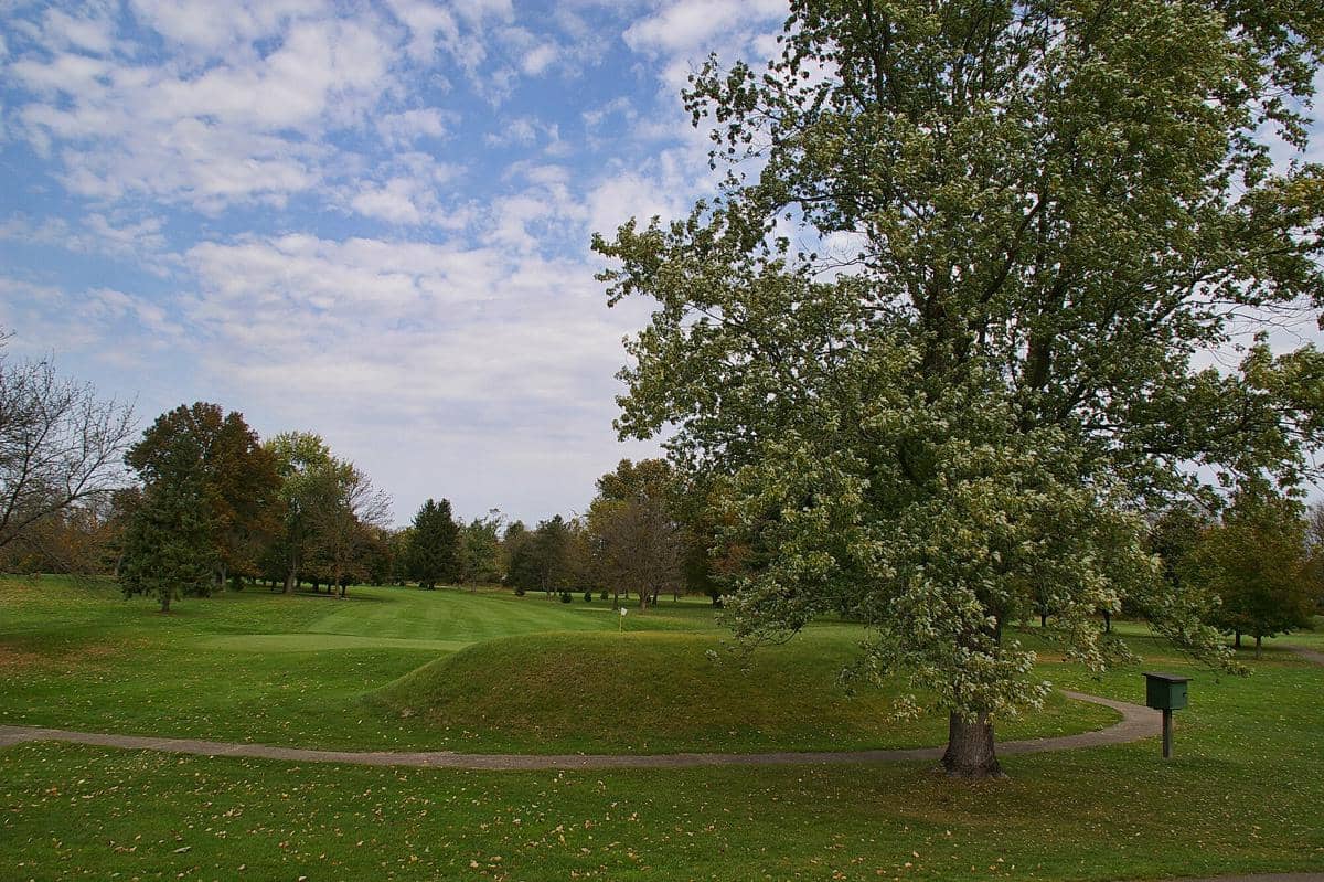 ilustrasi situs kuno yang berhubungan dengan wolf moon