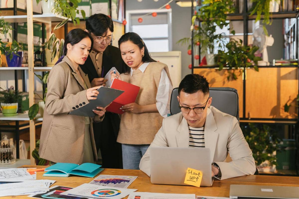 ilustrasi lingkungan kerja toxic