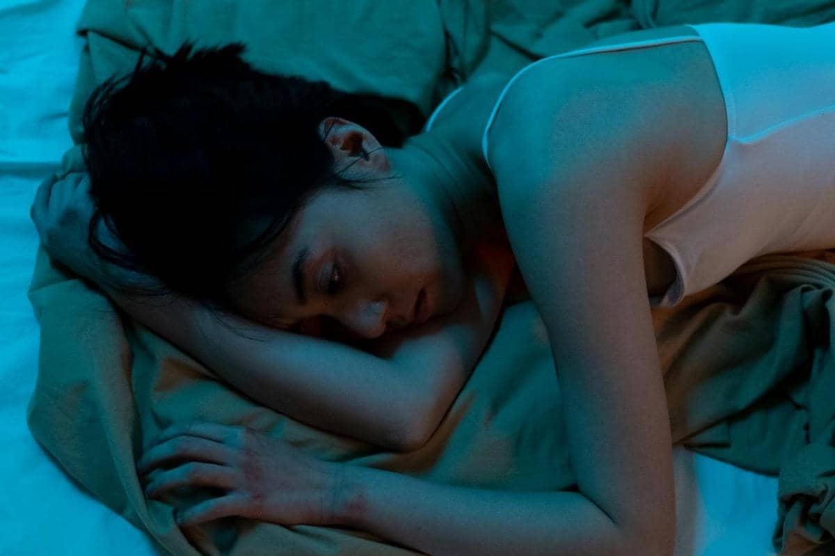 Wanita sedang tidur kesepian.