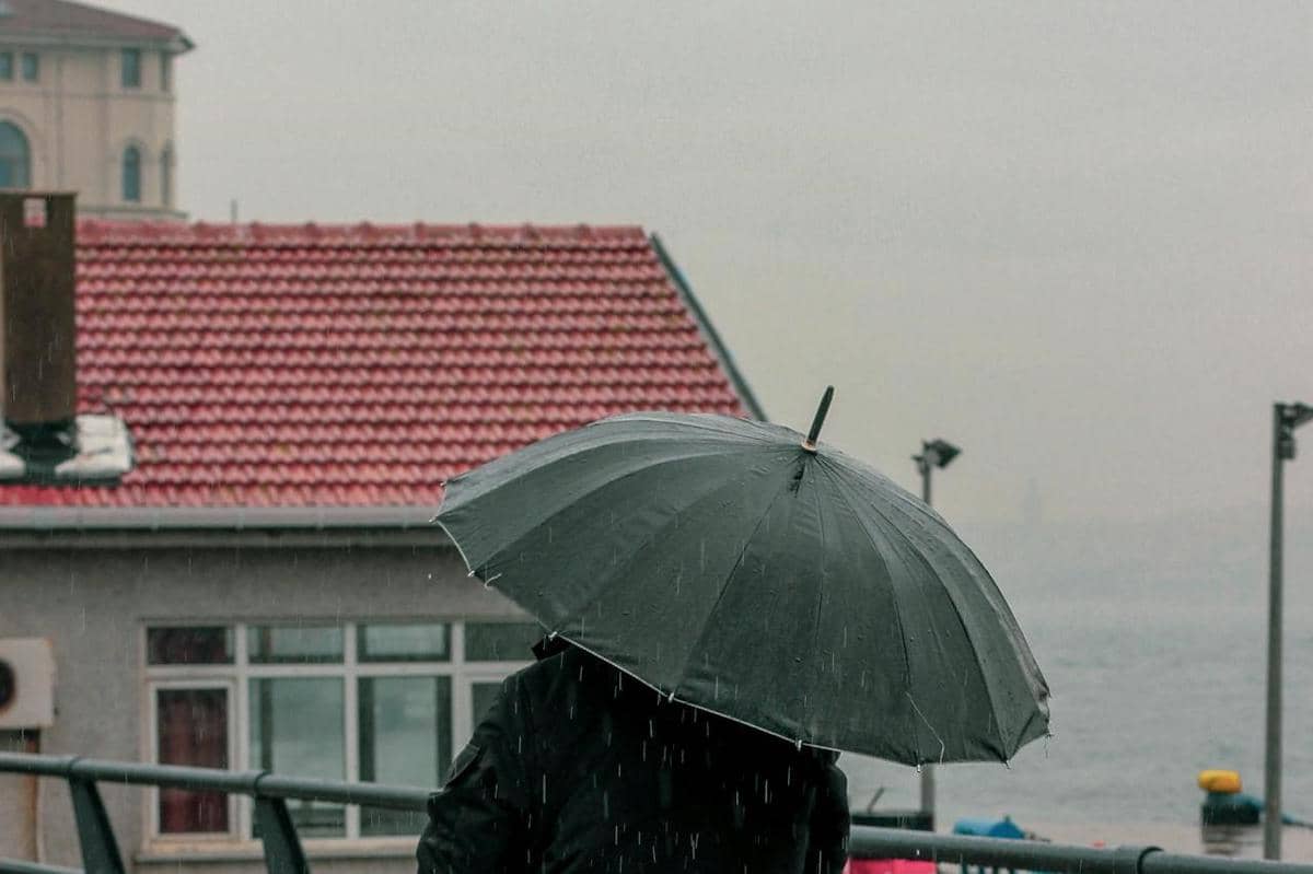 ilustrasi desain atap yang tahan api dan angin kencang