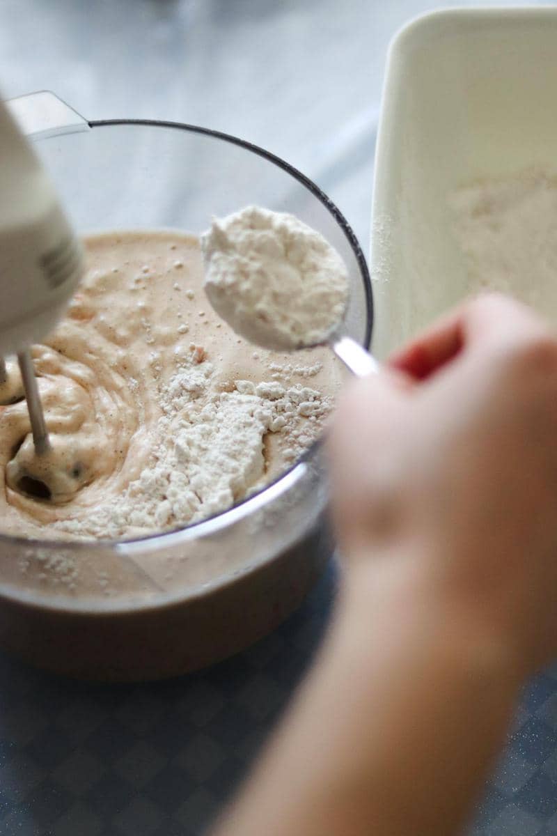 ilustrasi membuat adonan layer cake 