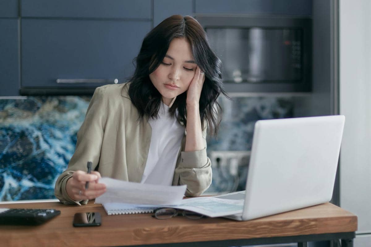 ilustrasi perempuan membaca dokumen