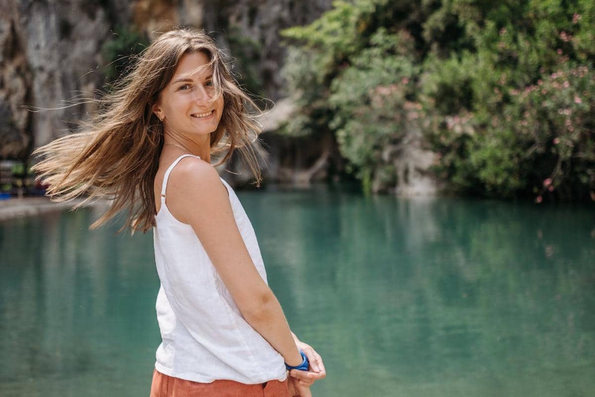 Wanita sedang berada di tepi danau.