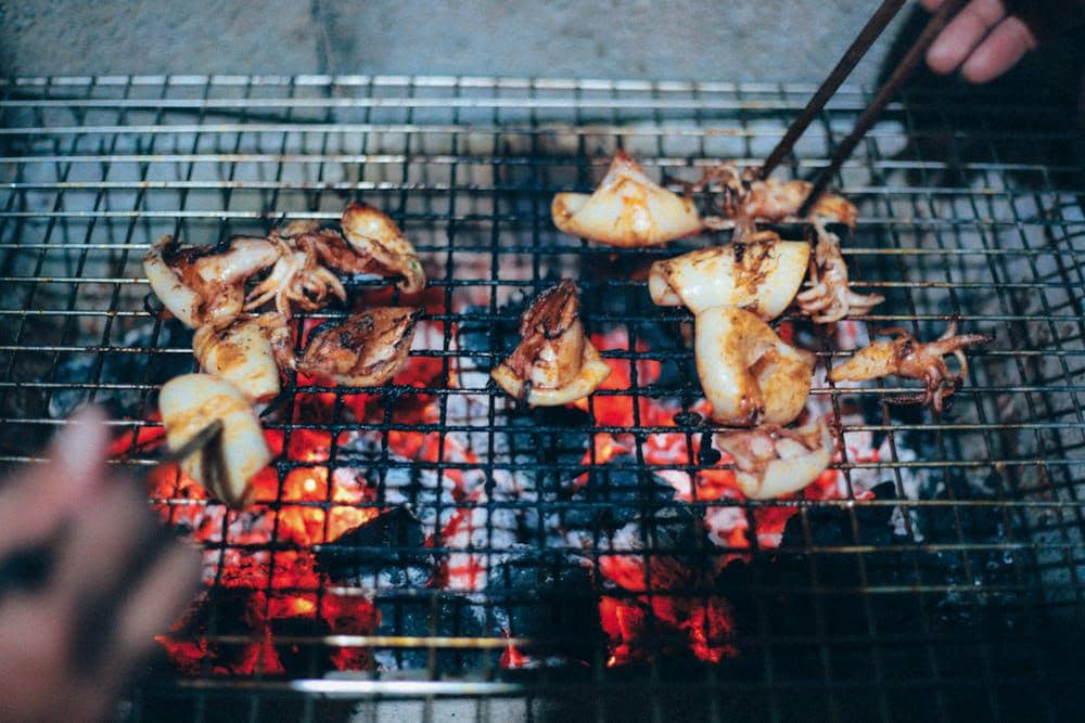 ilustrasi memanggang cumi